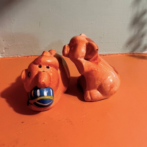 Nesting Snuggling Sleepy Pigs Salt And Pepper Shakers | Vintage Hand Painted - Picture 4 of 15